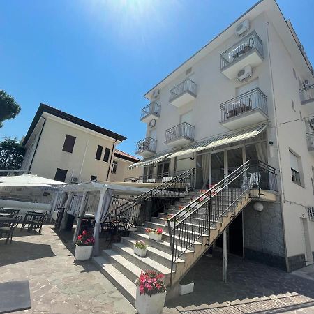 Hotel Moroni Rimini Kültér fotó