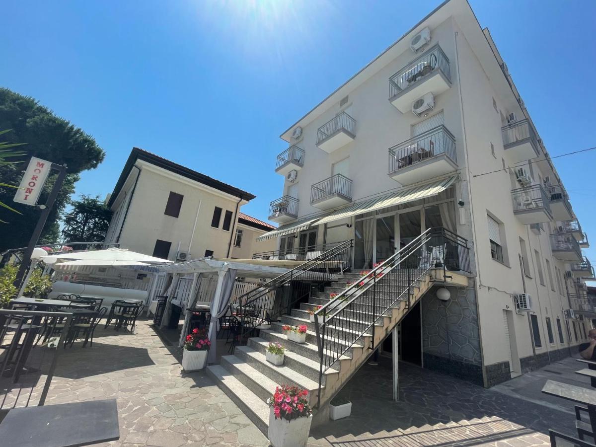 Hotel Moroni Rimini Kültér fotó